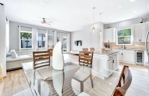 Gillespie Park Apartment | Downtown, Pets, 2-Car Garage, Beach & St. Armands