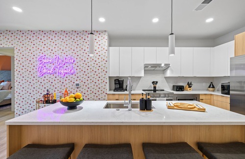 The Gulch Condo | Downtown Pool and Walk to Broadway!- Luxury Downtown Nashville Suite