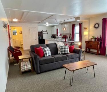 Ironwood House | Downtown Red Room at Villages on Aurora