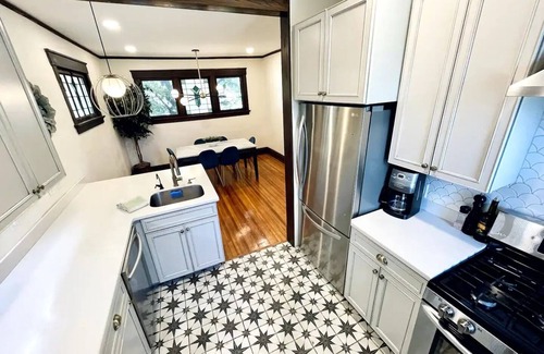 Des Moines House | Downtown Renovated Beautynn