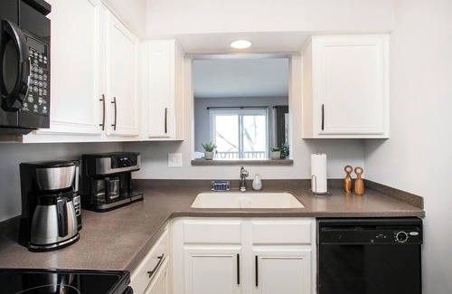 North Capitol Condo | Downtown Riverside Condo with Pool.