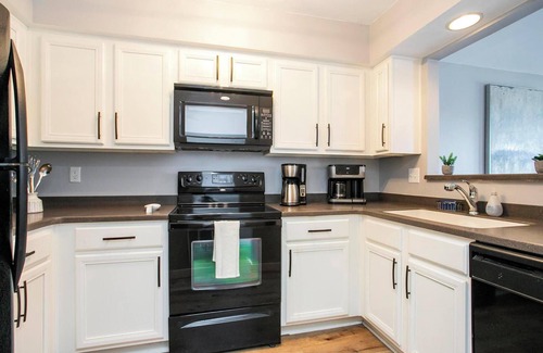 North Capitol Condo | Downtown Riverside Condo with Pool.