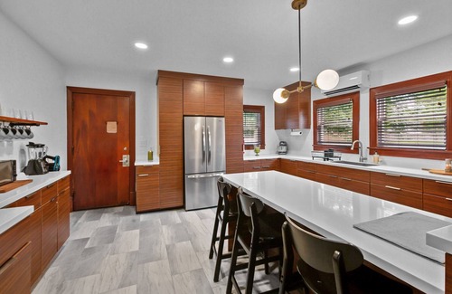 Washington House | Downtown - Riverview - Short walk to Restaurants, Shops and Parks.