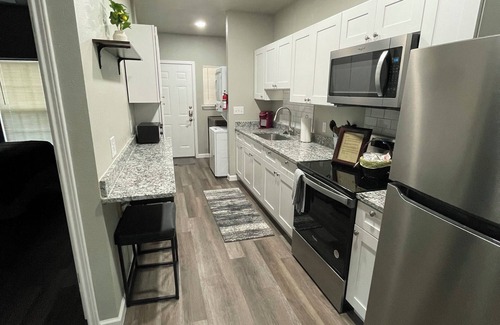 Highland Park Apartment | Downtown San Antonio/Highland Park, Cozy 1 bedroom, Wifi, AC, washer/dryer, 101