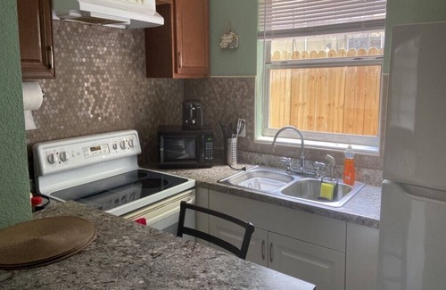 Downtown Apartment | Downtown Sarasota Apartment 2BR/2BA, Pet-Friendly close to LidoBeach & SiestaKey