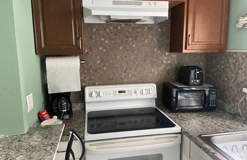 Downtown Apartment | Downtown Sarasota Apartment 2BR/2BA, Pet-Friendly close to LidoBeach & SiestaKey