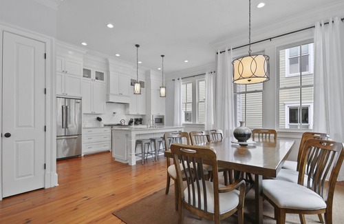 Savannah Victorian District House | Downtown Savannah, 3 bed 2.5 bath townhome, Steps from Forsyth Park, Sleeps 6