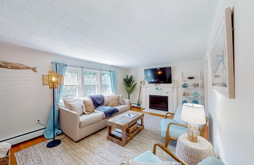 Hyannis House | Downtown Seaside Serenity Retreat