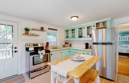 Hyannis House | Downtown Seaside Serenity Retreat