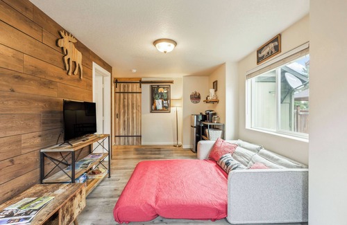 Sisters House | Downtown Sisters Suite - HOT TUB - Dog Friendly