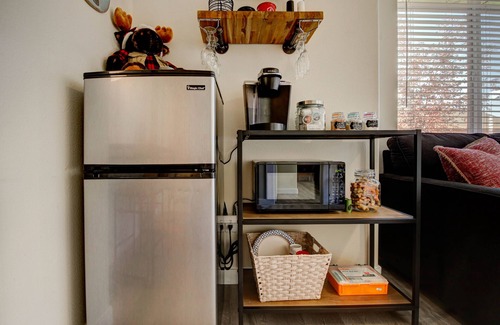 Sisters House | Downtown Sisters Suite - HOT TUB - Dog Friendly