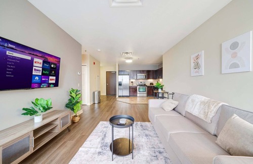 Downtown Pittsburgh Apartment | Downtown Sky High Luxury - 10TH FLOOR - PRIME LOCATION - Gym Terrace Roku