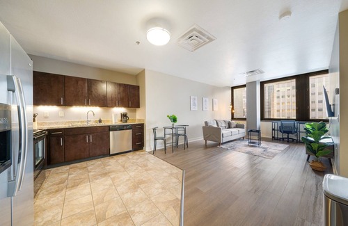 Downtown Pittsburgh Apartment | Downtown Sky High Luxury - 10TH FLOOR - PRIME LOCATION - Gym Terrace Roku