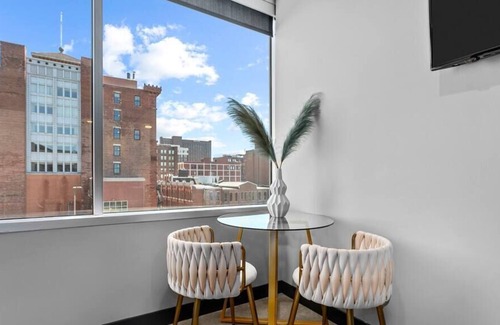 Downtown Kansas City Apartment | Downtown Studio King Bed Amazing City Views w/GYM