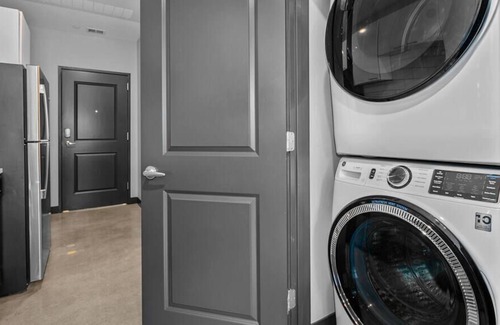 Downtown Kansas City Apartment | Downtown Studio King Bed Amazing City Views w/GYM