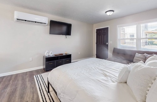 La Follette Apartment | Downtown studio with full kitchen, BBQ area, firepit, fast WiFi, streaming, AC