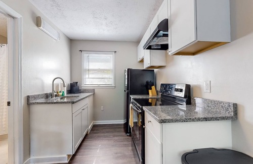 La Follette Apartment | Downtown studio with full kitchen, BBQ area, firepit, fast WiFi, streaming, AC