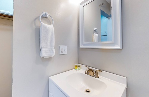 La Follette Apartment | Downtown studio with full kitchen, BBQ area, firepit, fast WiFi, streaming, AC