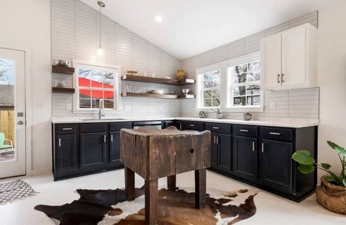 Downtown House | Downtown- The Friendly Inn Cottage
