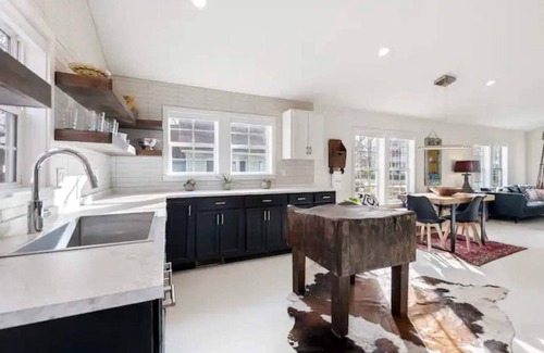 Downtown House | Downtown- The Friendly Inn Cottage