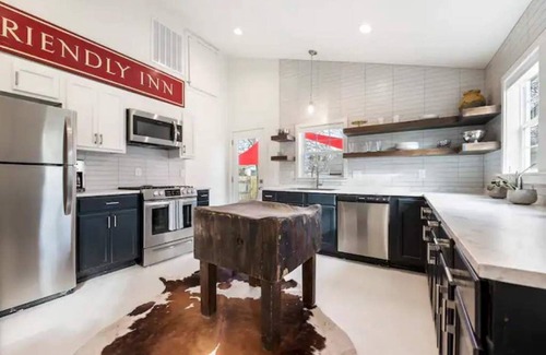 Downtown House | Downtown- The Friendly Inn Cottage
