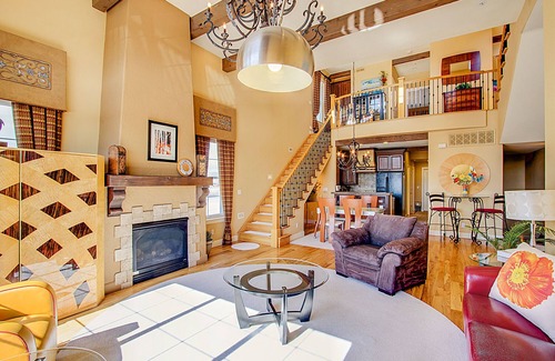Central Colorado Springs House | Downtown Townhouse | Rooftop Patio | Pet Friendly
