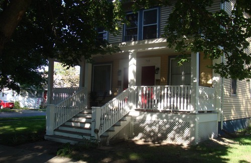 Saint Joseph House | Downtown townhouse 3.5 blocks to the beach!
