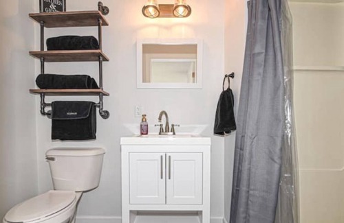 Racine House | Downtown Two Bedroom/Two Bathroom Full Apartment