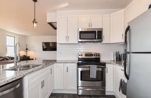 Racine House | Downtown Two Bedroom/Two Bathroom Full Apartment