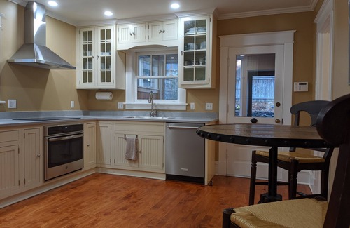 Burlington House | Downtown Victorian, Recently Updated, 6 Bedroom, Great Location, 30 Day Minimum