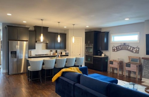 Salemtown House | Downtown View Roof Deck-Sleeps 12-1.5 to Broadway