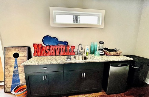 Salemtown House | Downtown View Roof Deck-Sleeps 12-1.5 to Broadway