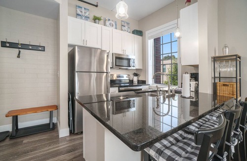 Manistee Condo | Downtown Waterview Condo at Edgewater