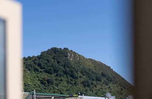 Mount Maunganui House | Downtown with Mt Drury Views