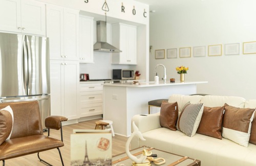 Woodstock House | Downtown Woodstock - Open Concept and Natural light- Metro Atlanta Townhome