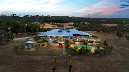 Kingscote House | Doyles on the Bay