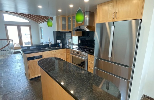 Silver Strand House | Dragan's Cove a Charming beach haven nestled on the stunning shores of Silvestrand Beach