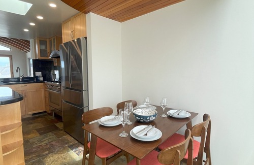 Silver Strand House | Dragan's Cove a Charming beach haven nestled on the stunning shores of Silvestrand Beach