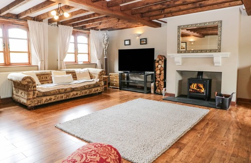 Kendal House | DRAGONSFELL, pet friendly, with hot tub in Kendal