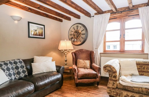 Kendal House | DRAGONSFELL, pet friendly, with hot tub in Kendal