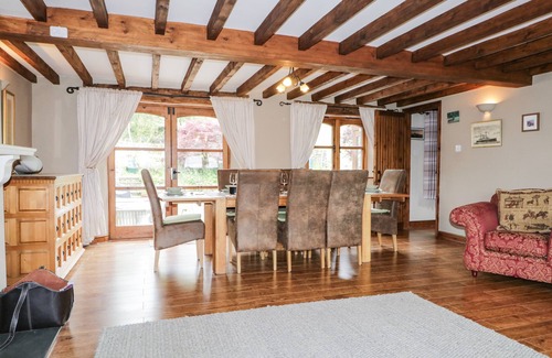 Kendal House | DRAGONSFELL, pet friendly, with hot tub in Kendal
