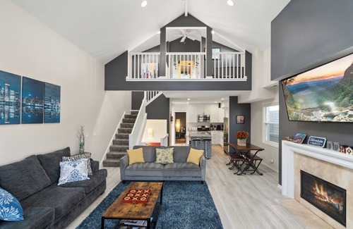 Lakeview Apartment | Dramatic Wrigley Loft +PRIVATE Rooftop, Center of Wrigley, Ranked GUEST FAVORITE