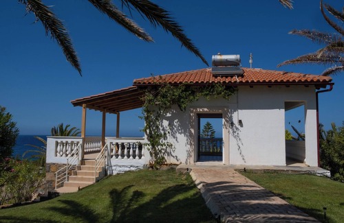 Mochlos House | Dream bungalow on the Mediterranean, plot ends in the sea private bathing