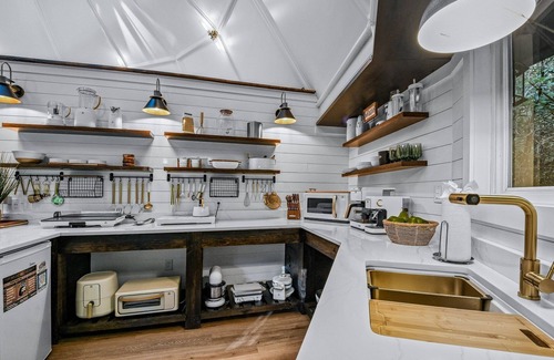 Townsend House | Dream Catcher 1 Bedroom Home by RedAwning