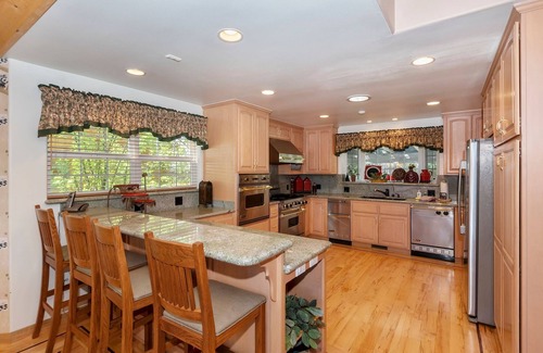 Eagle Mountain Estates Cabin | Dream Catcher by Destination Big Bear: Mountain Views! Fenced Yard! Luxury! Gas Fireplace!