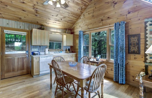 Morganton Cabin | Dream Catcher-Cozy and romantic, a perfect getaway home