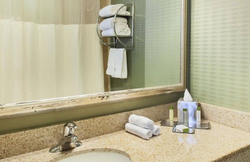 Buford Highway House | Dream Getaway! Close to Attractions - Georgia Aquarium & Zoo Atlanta!
