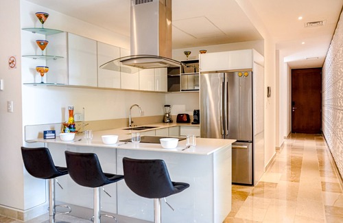 Gonzalo Guerrero Apartment | Dream getaway near the beach and city with pool, balcony, gym, fast WiFi & W/D