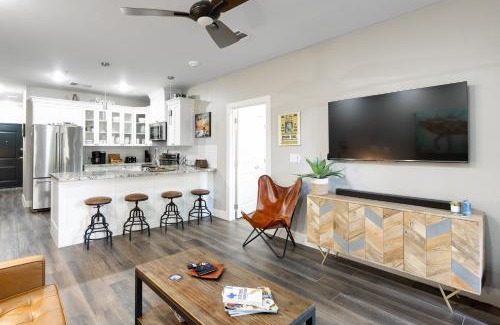 Gruene Apartment | Dream Gruene Getaway - On River! - 9 Min Walk to Gruene Hall! - Close to Schlitterbahn