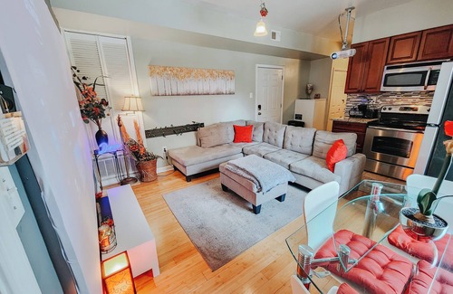 West Poplar Apartment | Dream/King Bed/120" Projector/Canopy Bed